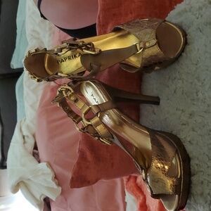 Paprika heels